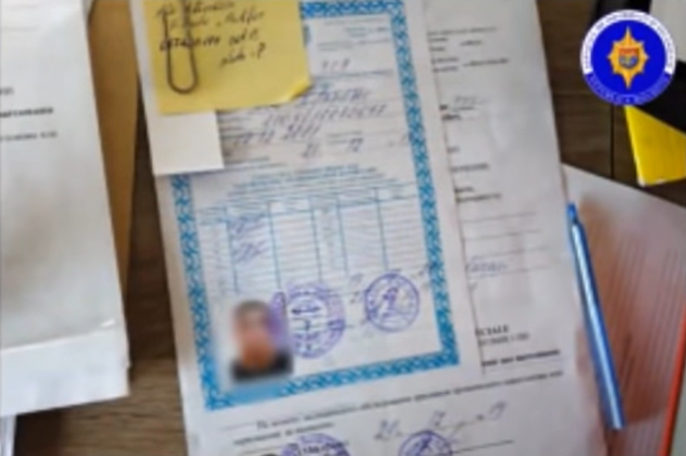8 persoane, reținute într-un dosar cu permise de conducere cumpărate. De schemă au profitat copii de deputați și foști miniștri